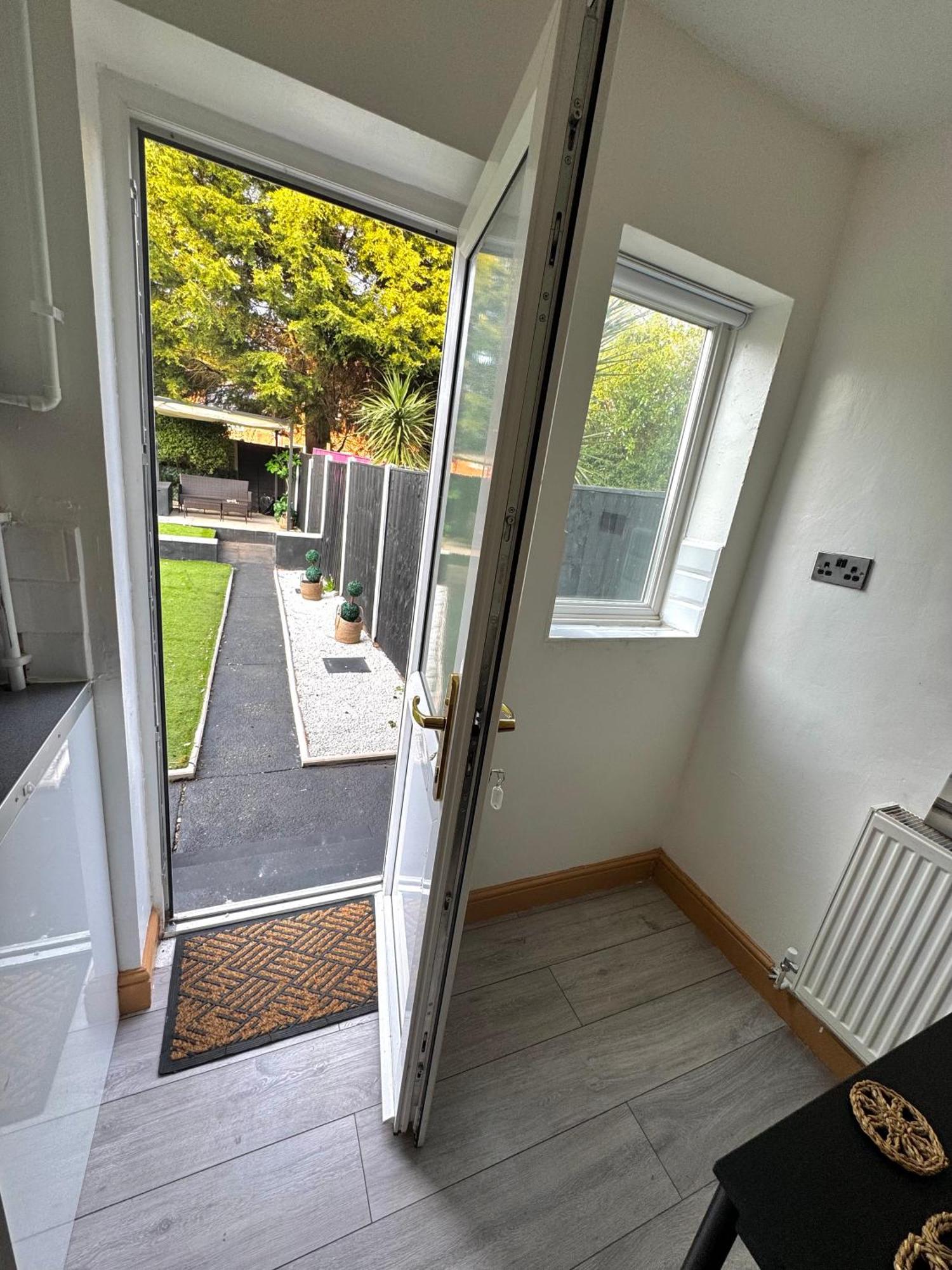 Contractor Haven- 3Bdr Crew House, Free Parking, Fast Wifi & Private Garden Apartment Nottingham Luaran gambar