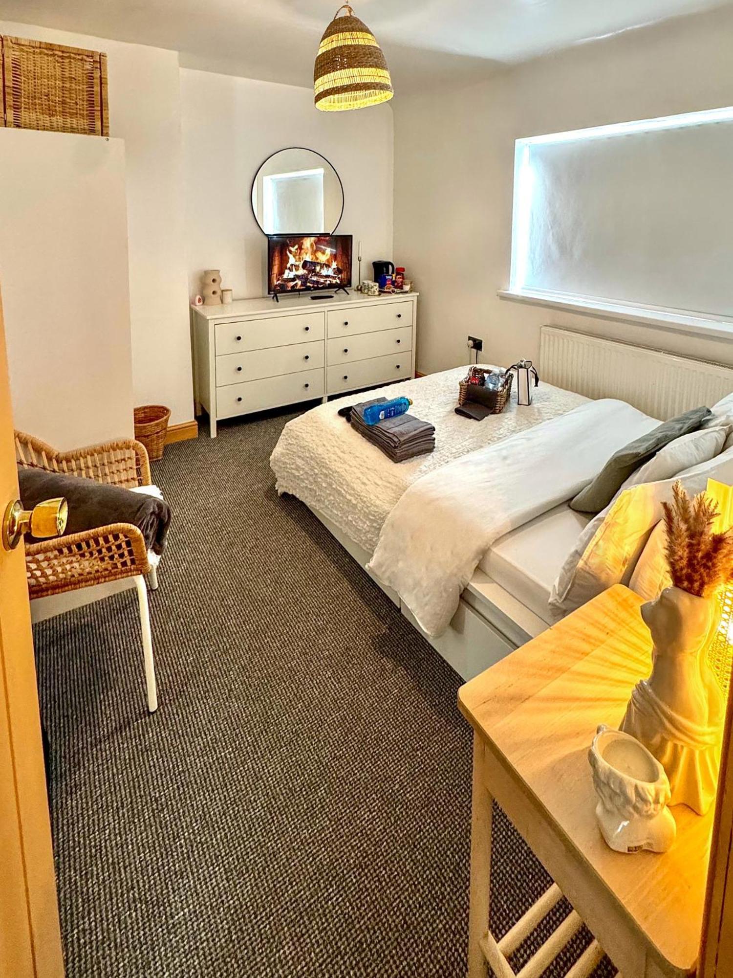 Contractor Haven- 3Bdr Crew House, Free Parking, Fast Wifi & Private Garden Apartment Nottingham Luaran gambar