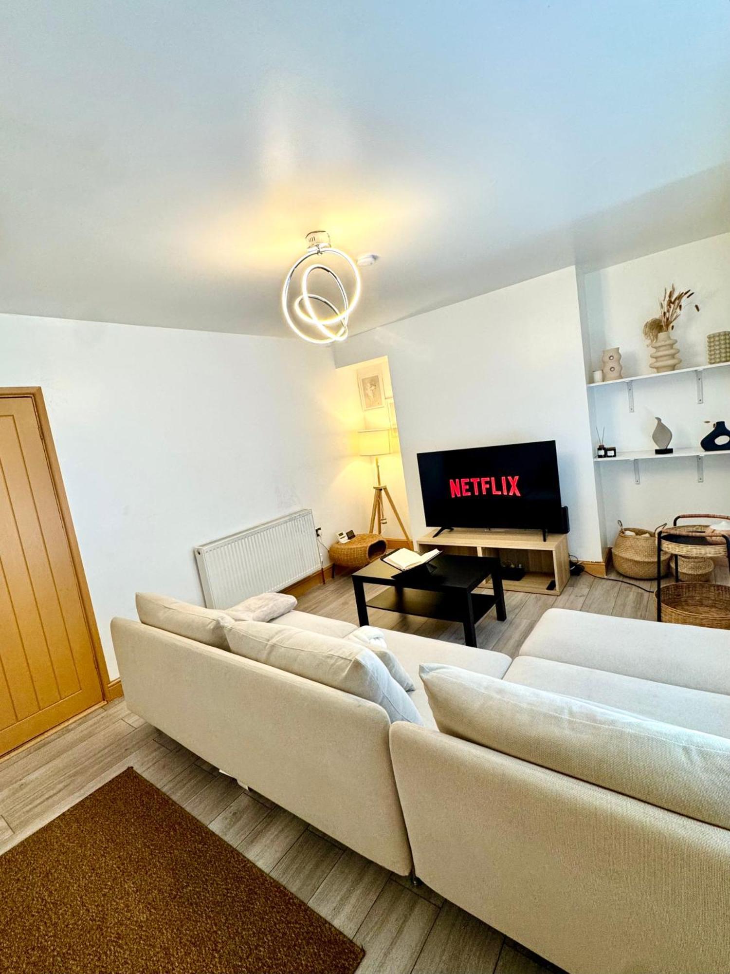Contractor Haven- 3Bdr Crew House, Free Parking, Fast Wifi & Private Garden Apartment Nottingham Luaran gambar