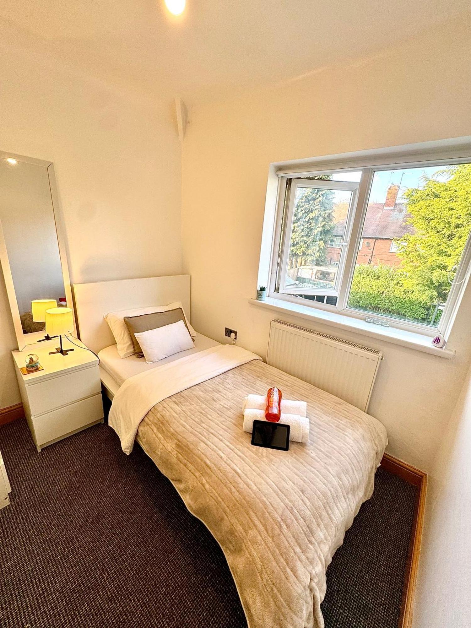 Contractor Haven- 3Bdr Crew House, Free Parking, Fast Wifi & Private Garden Apartment Nottingham Luaran gambar