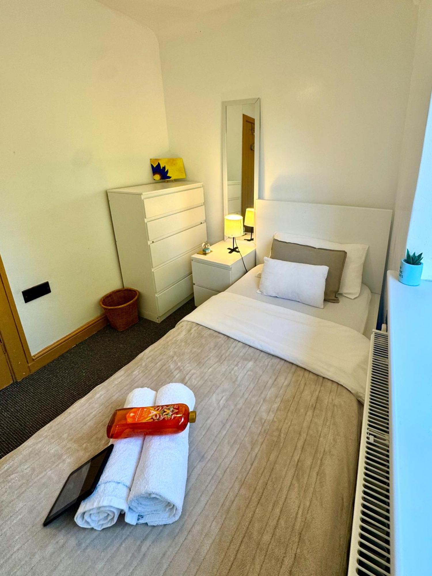 Contractor Haven- 3Bdr Crew House, Free Parking, Fast Wifi & Private Garden Apartment Nottingham Luaran gambar